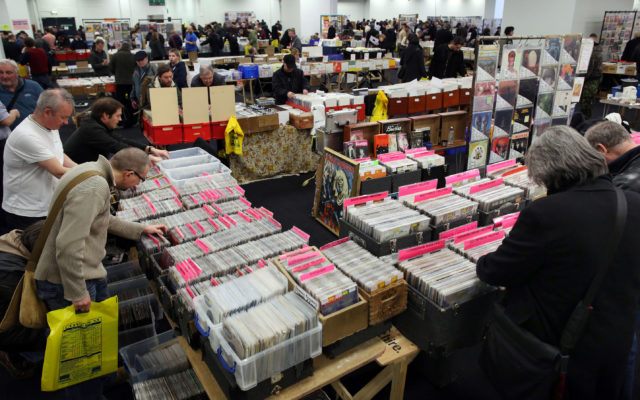 Vinyl Records Outselling CDs For The First Time Since The 1980’s