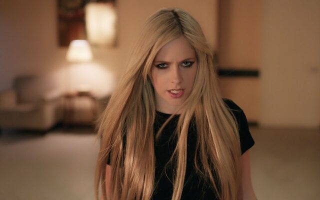 Video Alert: Avril Lavigne – “Bite Me” (Acoustic)