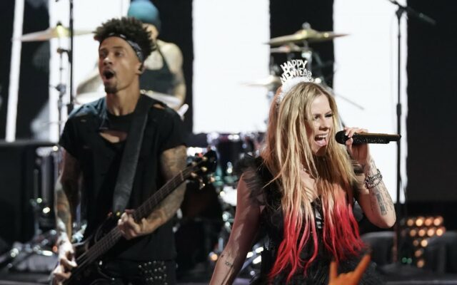 Avril Lavigne and Travis Barker Rang in 2022 with “Bite Me”