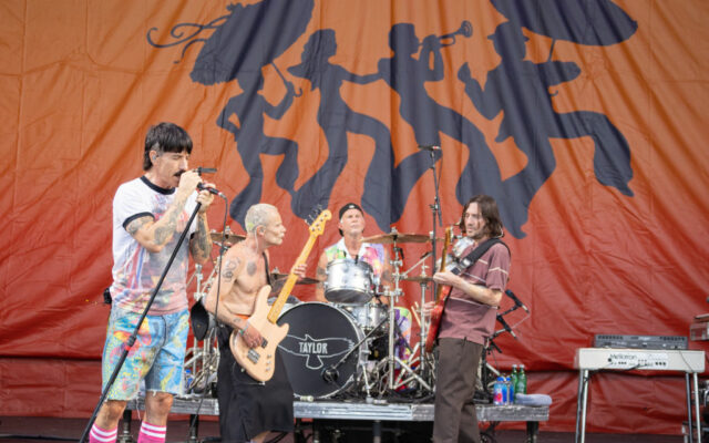 Red Hot Chili Peppers Salute Foo Fighters At New Orleans Jazz Fest