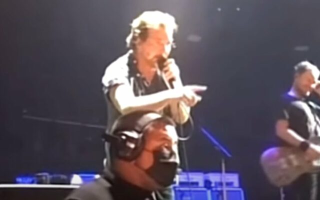 Eddie Vedder Kicks ‘Violent’ Fan Out Of Pearl Jam Show
