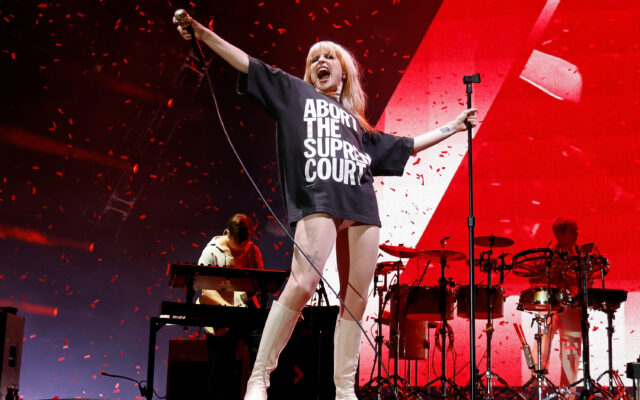 Hayley Williams Apologizes For Shaming Fighting Fans
