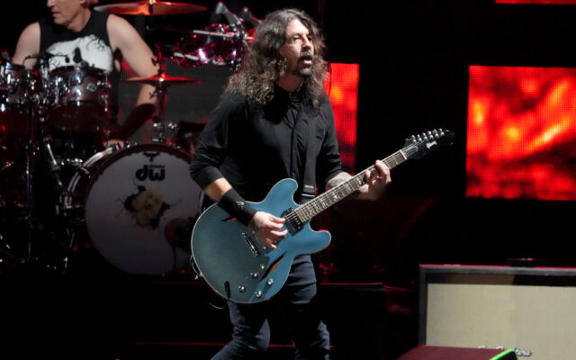 Dave Grohl Hangs No Cursing Sign for Foo Fighters Show